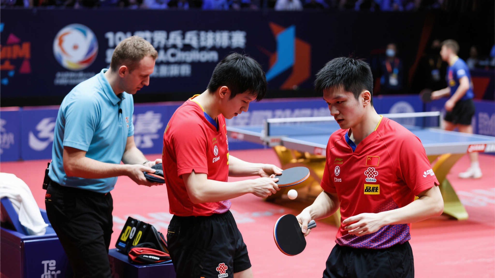 世乒赛王楚钦球拍检测不合格无奈换拍，赛后情绪低落表不满